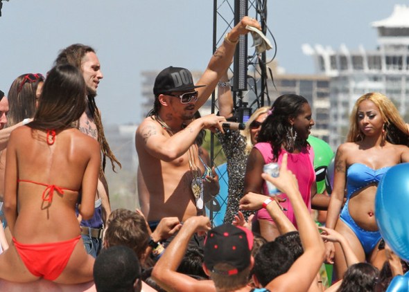 Spring-breakers-set-photos-spring-breakers-32011659-594-425